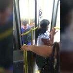 Sufoco: Passageiros ficam ‘trancados’ em ônibus lotado e só descem por fresta na porta