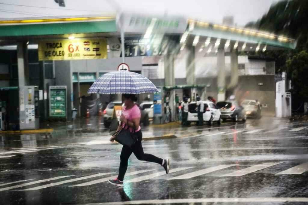 Com previsão de chuva forte e ventania, Defesa Civil alerta para cuidados nas próximas 24 horas