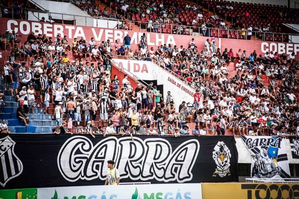 Torcida do Operário presente no Morenão (Foto: Henrique Arakaki)