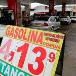 Na contramão do ‘desafio de Bolsonaro’, Reinaldo aumenta imposto da gasolina em MS