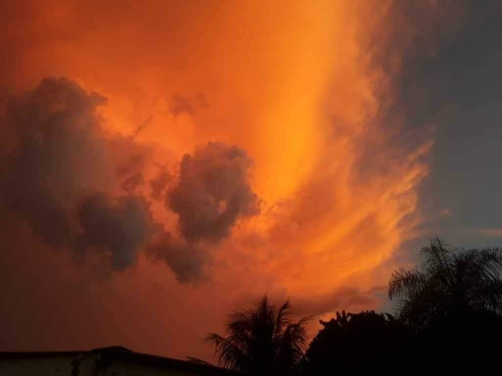 VÍDEO: Céu ‘alaranjado’ antes das chuvas chama atenção de campo-grandenses