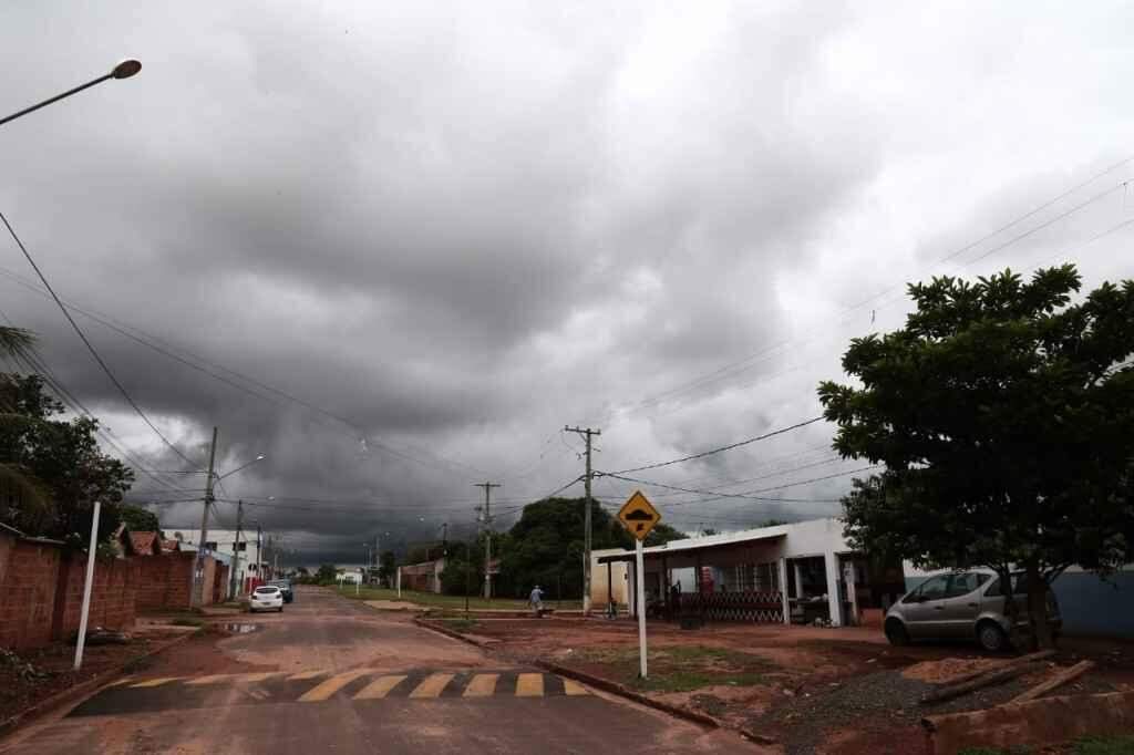Chuvisco interrompe estiagem, mas pancada de chuva deve acontecer a partir de segunda em Campo Grande