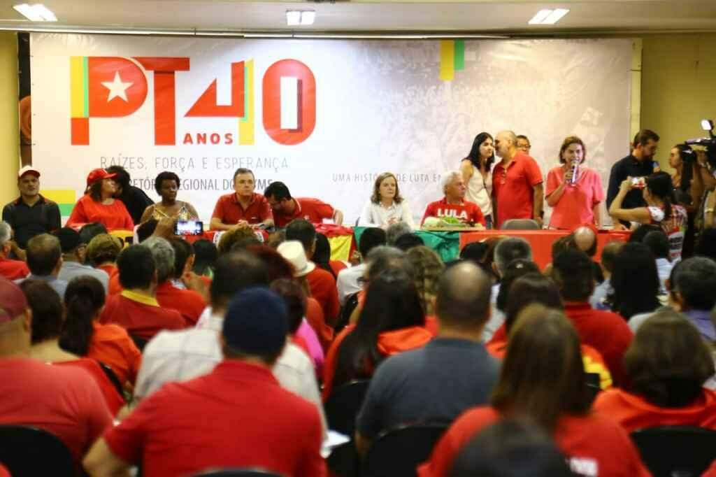 Gleisi Hoffmann lota Fetems em evento do PT e surpreende ex-ministro de Lula