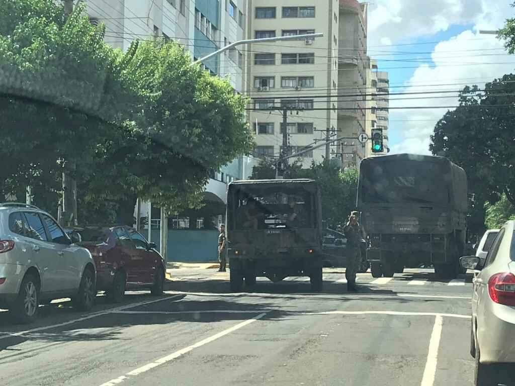 Acidente com caminhão do Exército deixa trânsito lento no Centro