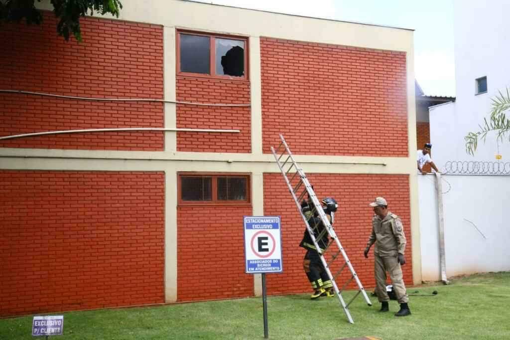 Servidora se assustou com princípio de incêndio e saiu pela janela do HU