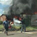 Moradores se mobilizam para apagar incêndio em depósito no Tiradentes