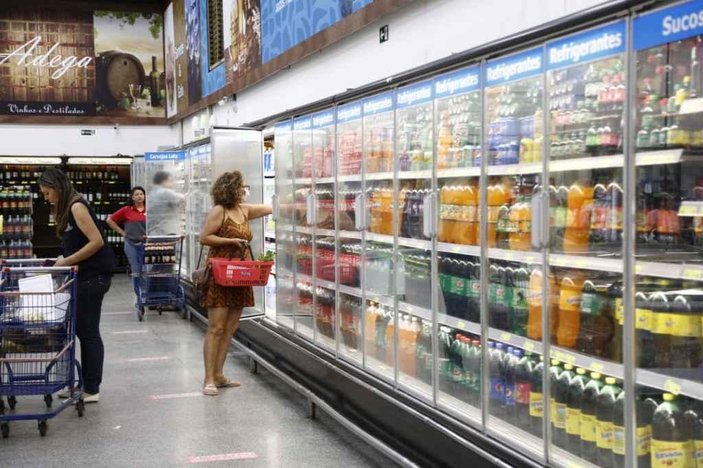 Confiança do consumidor sobe 1,4 ponto em agosto, diz FGV