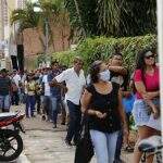 VÍDEO: Em plena pandemia, trabalhadores enfrentam fila gigante em Campo Grande atrás de emprego