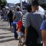 Demitidos enfrentam horas na fila para conseguir seguro-desemprego em Campo Grande