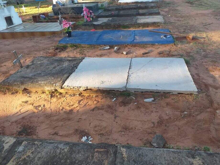 Sepultura vandalizada no Cemitério do Cruzeiro recebe reparo da Prefeitura