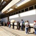 Sem acesso ao ‘Caixa Tem’, trabalhadores formam filas em agências e lotéricas para sacar auxílio de R$ 600