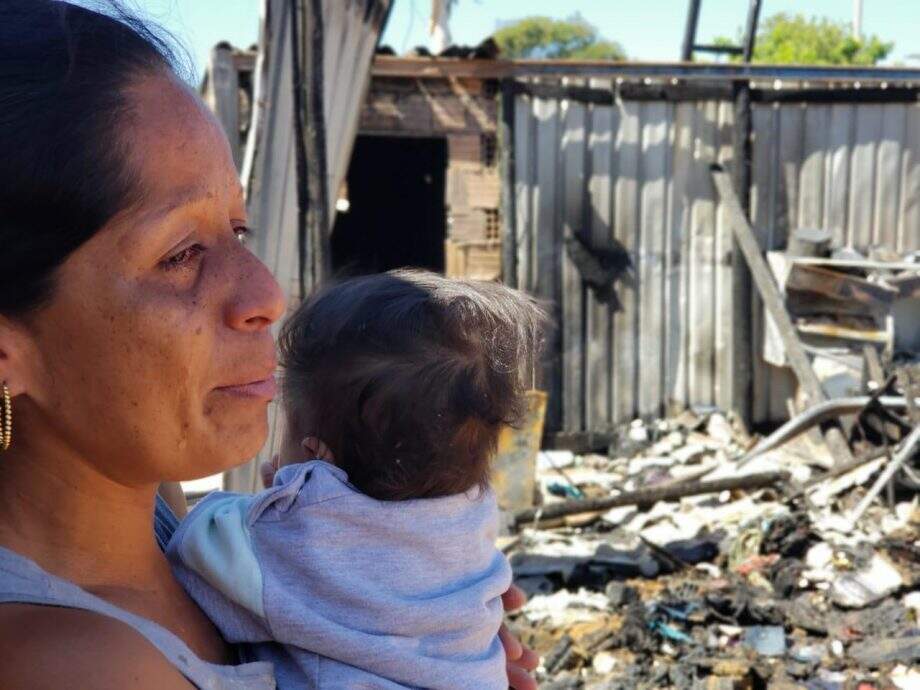 Família precisa de ajuda após barraco pegar fogo em favela da Homex em Campo Grande