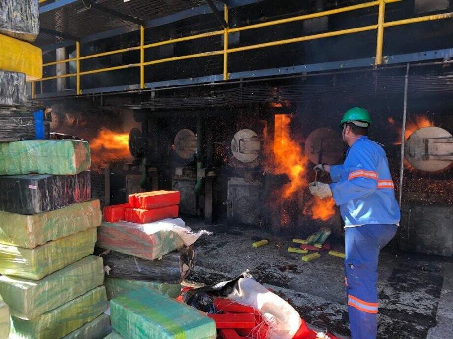 Polícia incinera 12 toneladas de maconha apreendidas em MS