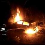 VÍDEO: Carro pega fogo após motorista perder controle e bater em árvore
