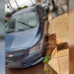 VÍDEO: Chuva forte alaga rua e carro fica com roda presa em buraco na Pernambuco