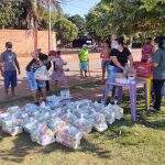 Amigos e voluntários se unem para doar cestas básicas em comunidades carentes da Capital