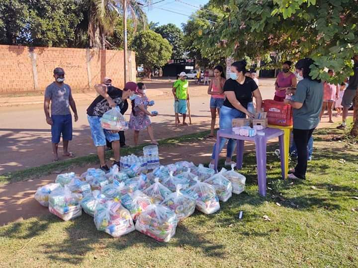 Amigos e voluntários se unem para doar cestas básicas em comunidades carentes da Capital
