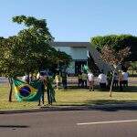 Contra o STF, grupo de bolsonaristas se reúne em frente ao CMO em Campo Grande