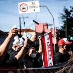 Com cruzes e cartazes, manifestantes protestam contra Bolsonaro na avenida Afonso Pena