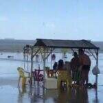 Redemoinho arremessa cadeiras e assusta banhistas do Maranhão