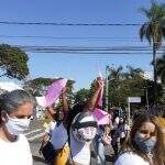 Mulheres de detentos protestam em frente ao Fórum e cobram melhoria em presídio