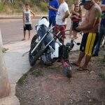 Rapaz fica ferido em acidente após bater motocicleta em caminhão