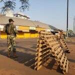 Paraguai não abre e sacoleiros burlam até exército para cruzar a fronteira em MS