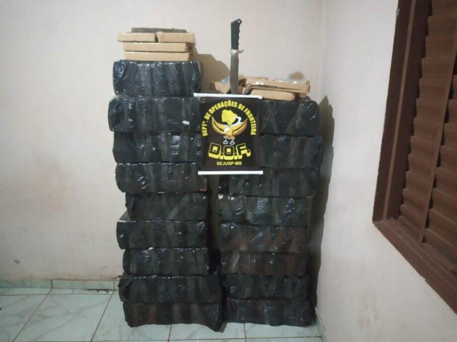 Mais de 400 quilos de maconha são encontrados pela polícia em residência