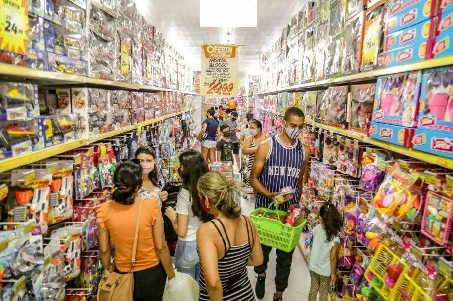Ainda em pandemia, Campo Grande tem comércio lotado às vésperas do Dia das Crianças