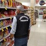 Fiscais vistoriam supermercado e dizem que funcionários tentam esconder produtos vencidos