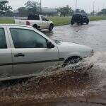 VÍDEO: Chuva alaga ruas das Moreninhas e exige atenção de motoristas