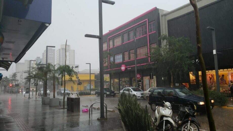 Temporal com vendaval, chuva e raios atinge bairros de Campo Grande
