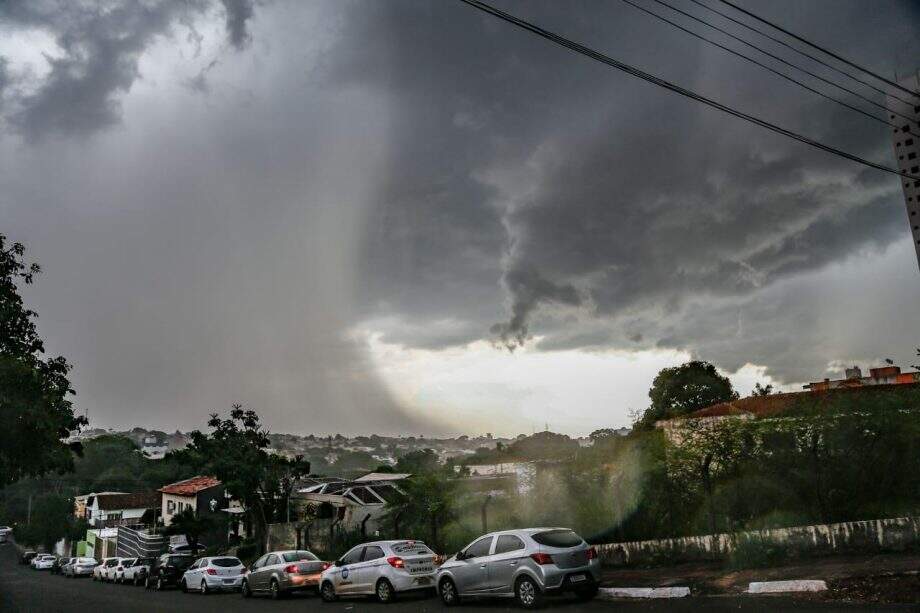 Tempo ‘fecha’ em Campo Grande e bairros registram tempestade nesta sexta-feira