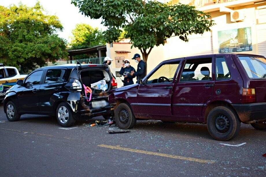 Motorista colide em traseiro de carro e foge a pé com a chegada da polícia na Capital