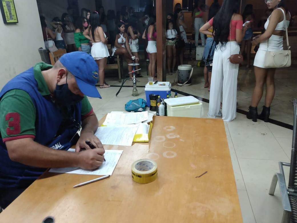 Vigilância Sanitária fecha réveillon em tabacaria e festa com mais de 80 pessoas em Campo Grande