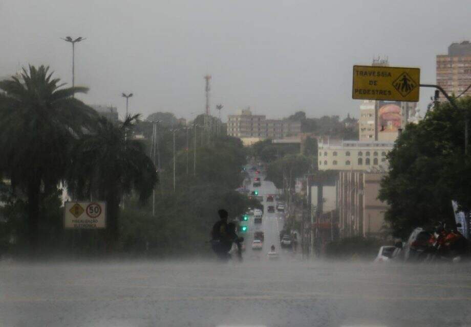 Chove forte em Campo Grande e ventos podem atingir até 60 km/h