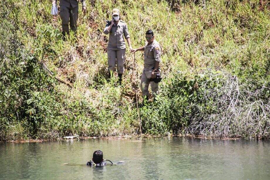 Mergulhador encontra corpo de jovem que se afogou em lagoa de Campo Grande
