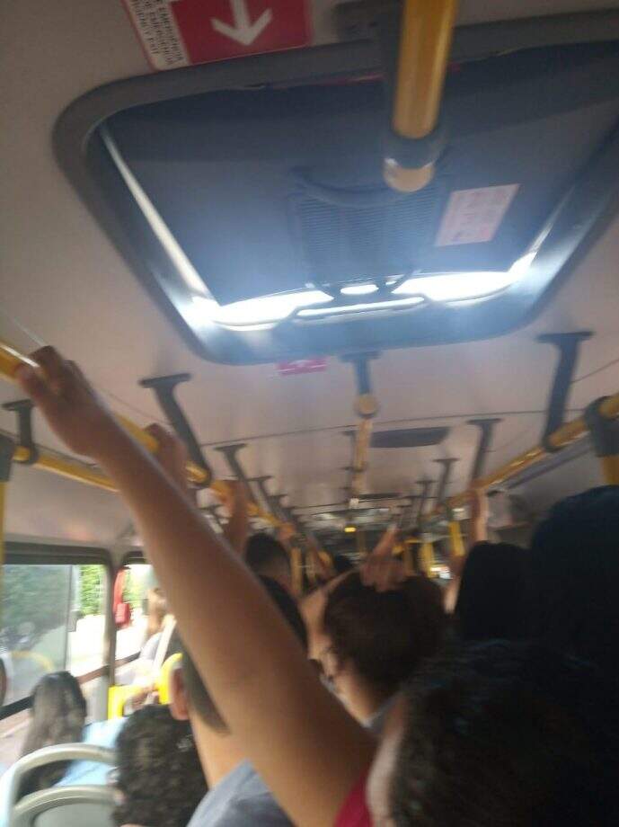 VÍDEO: Passageiros reclamam de ônibus do Consórcio Guaicurus lotado no bairro Rouxinóis