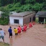 Tempestade deixa casas alagadas e Bombeiros resgatam moradores em Corumbá