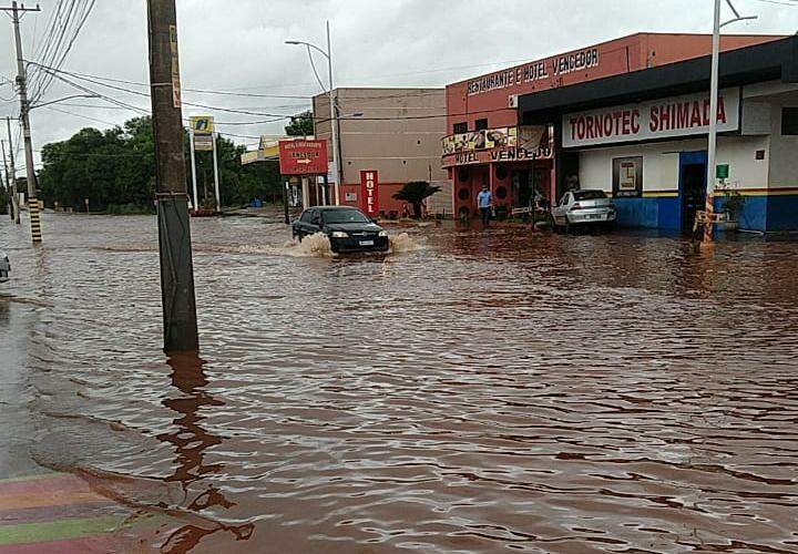 Chuva causa enchente, alaga ruas e deve interditar entrada de cidade em MS