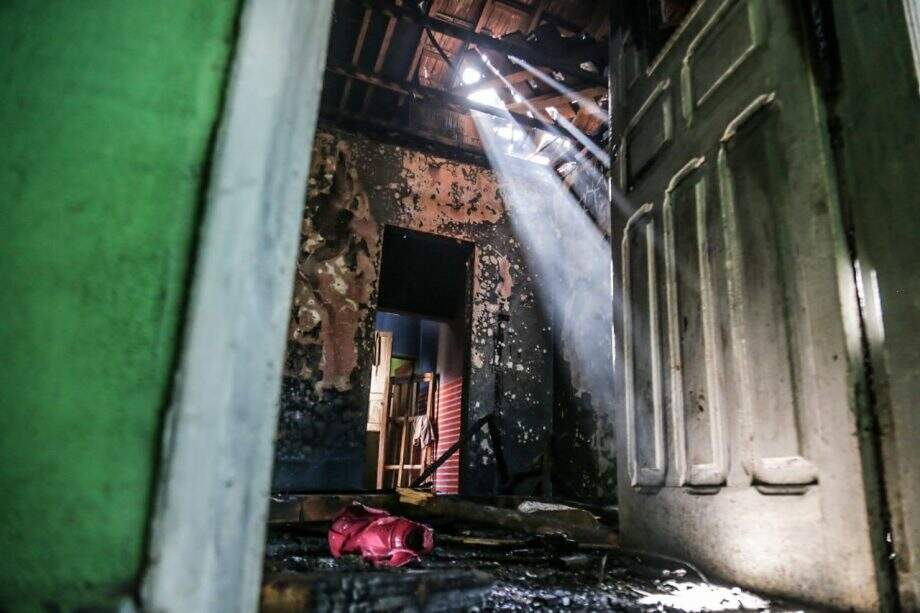 Discussão termina em incêndio e fogo destrói kitnet no Amambaí