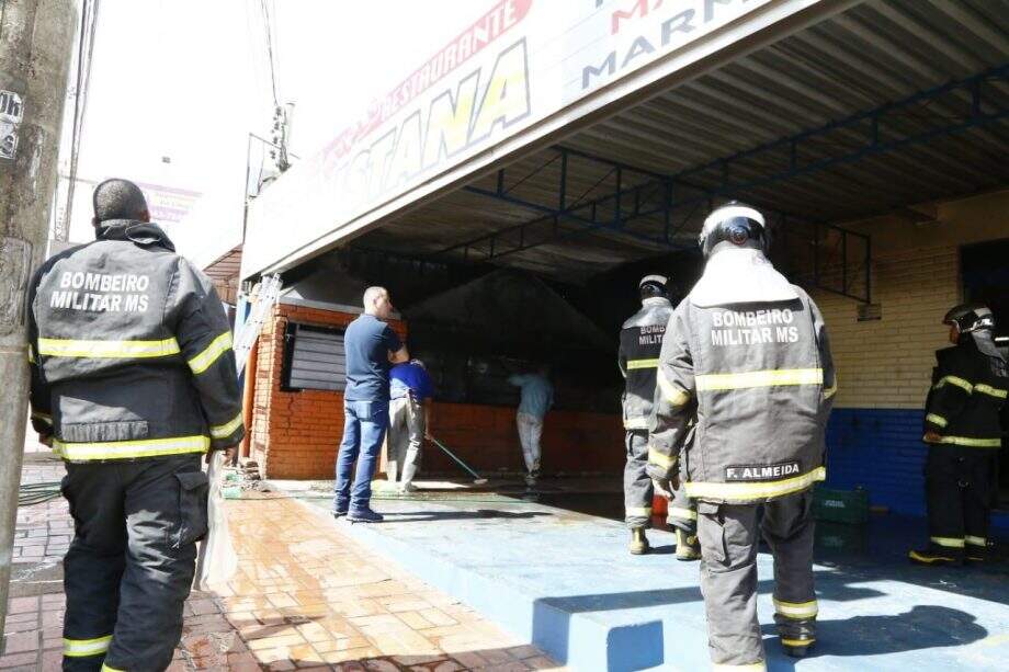 Fogo em churrasqueira sai do controle e danifica teto de restaurante em Campo Grande