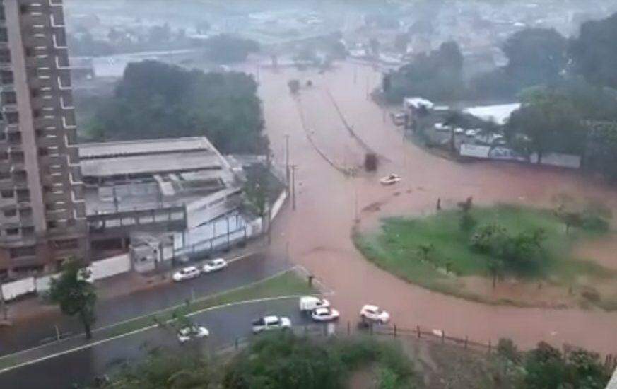 VÍDEO: Córrego transborda e carros são arrastados durante alagamento em rotatória da Ernesto Geisel