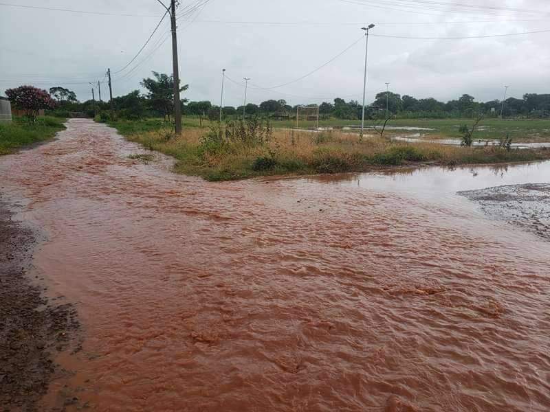 ‘Só com um barco’: ilhados, moradores do Bom Retiro sofrem com chuva em Campo Grande
