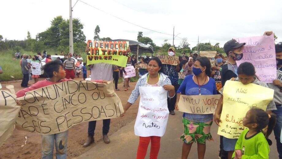 Após denúncias, indígenas a favor de liderança fecham rodovia em protesto a nova eleição