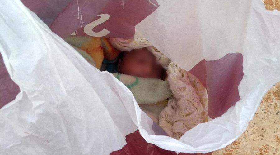 Ainda com cordão umbilical, bebê foi abandonado com sacola aberta para ‘respirar’