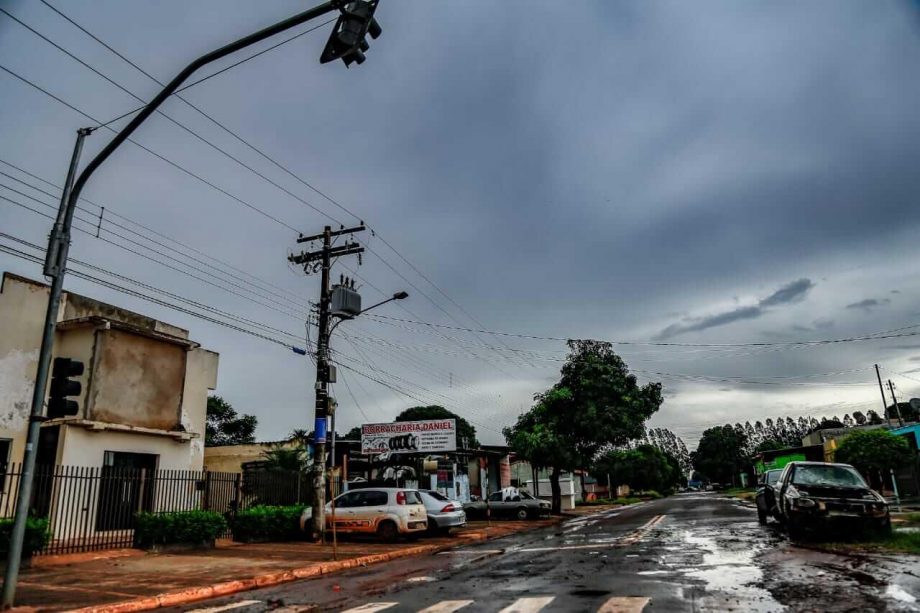 Após chuva e ventos de até 66 km/h, temperatura despenca 9 °C em Campo Grande