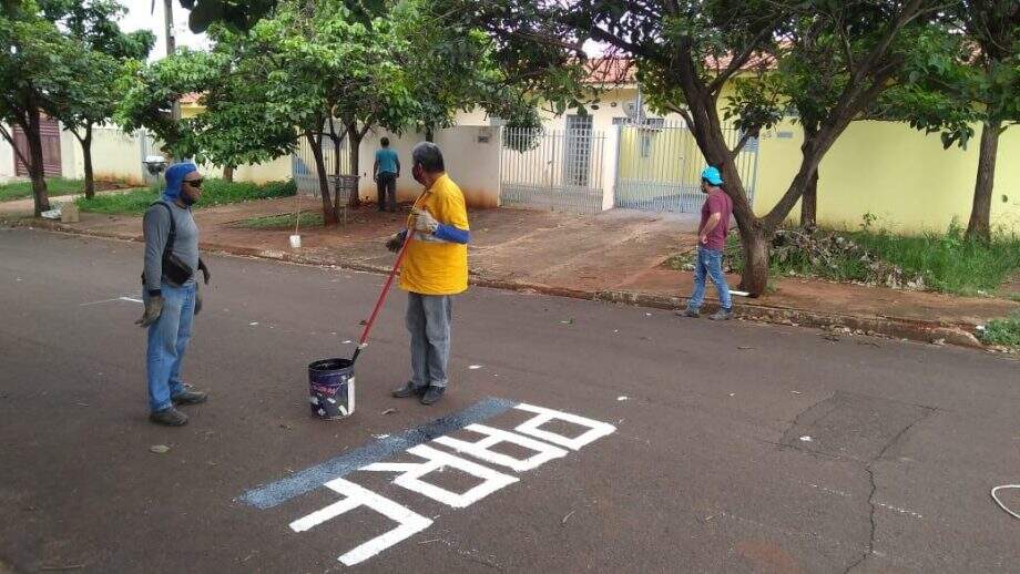 Após morador pintar rua em Campo Grande, Prefeitura sinaliza cruzamento no Santa Luzia