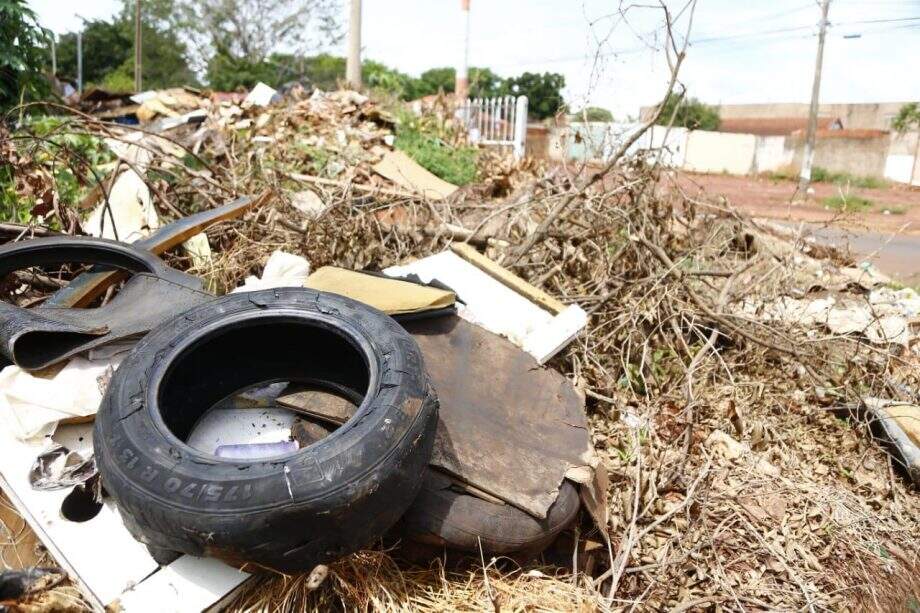 Herança de família, terreno vira ‘lixão a céu aberto’ e dá dor de cabeça para moradores do Marcos Roberto