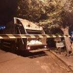 Caminhão da Solurb colide em árvore e deixa rua interditada no São Francisco
